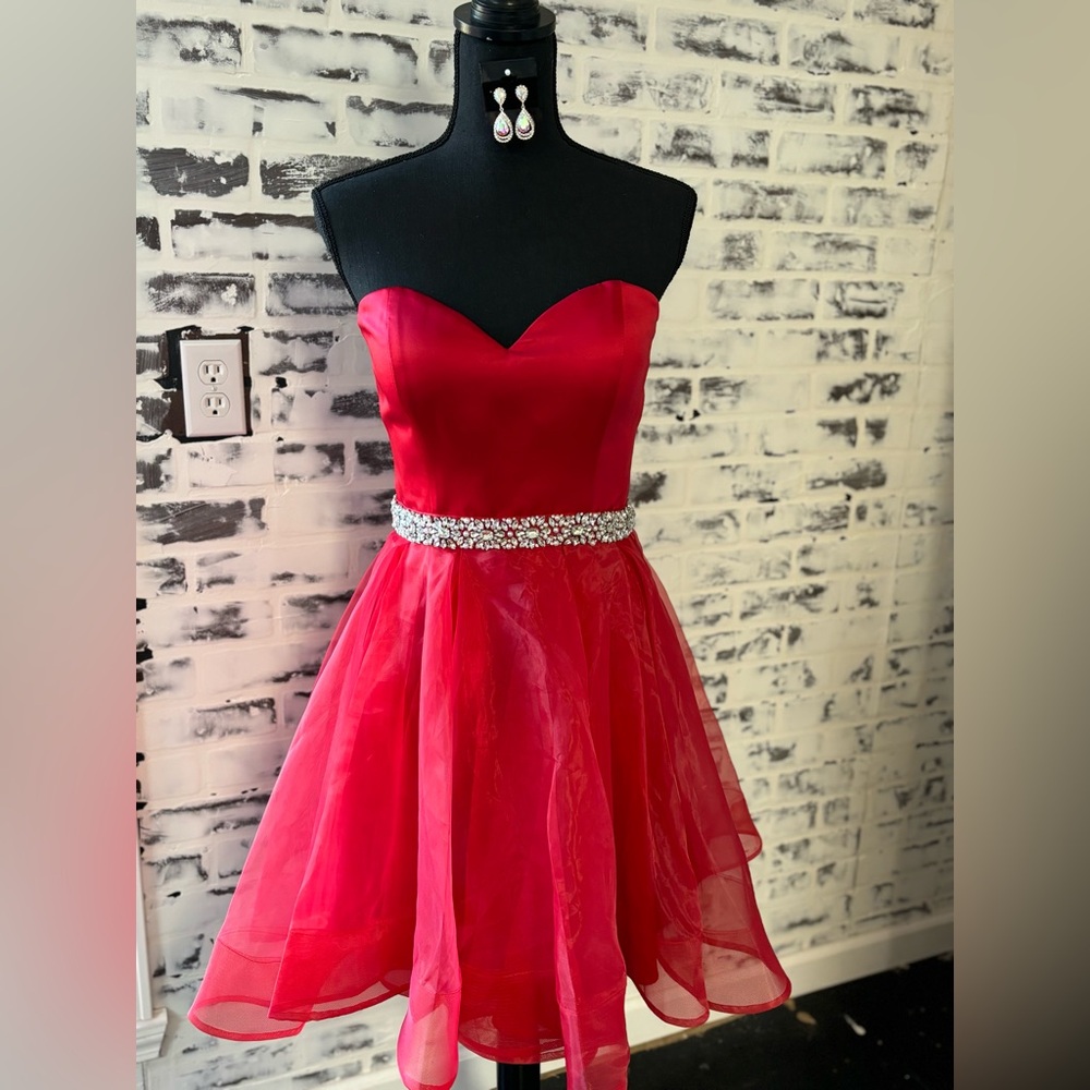 Size 4 Ashley Lauren homecoming dress